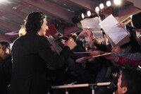 観客にサインをするアダム・ドライバー。