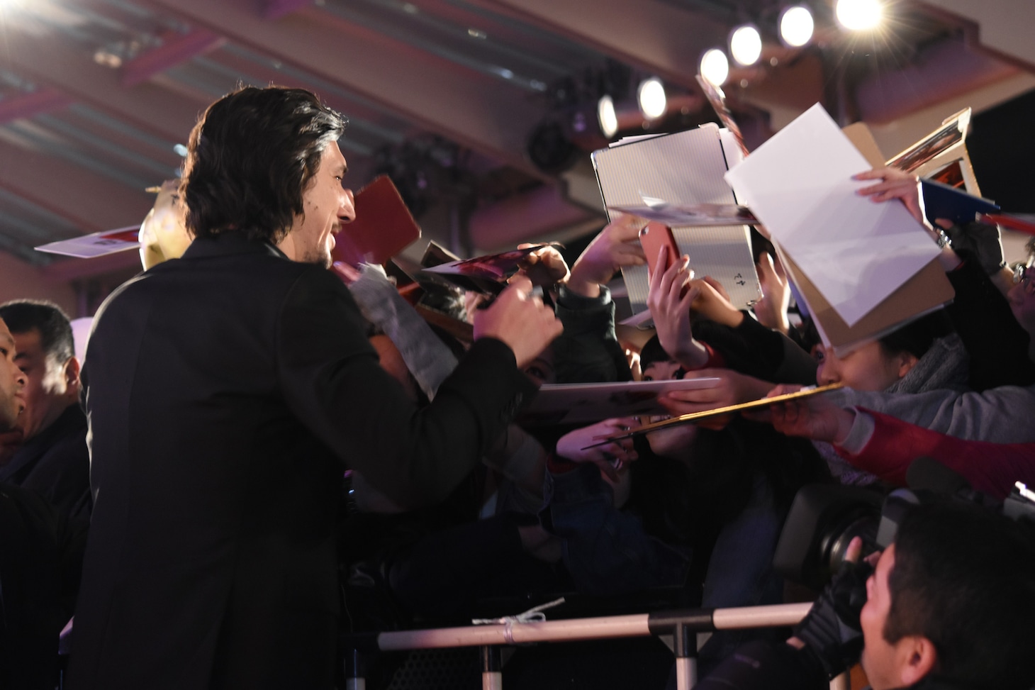 観客にサインをするアダム・ドライバー。