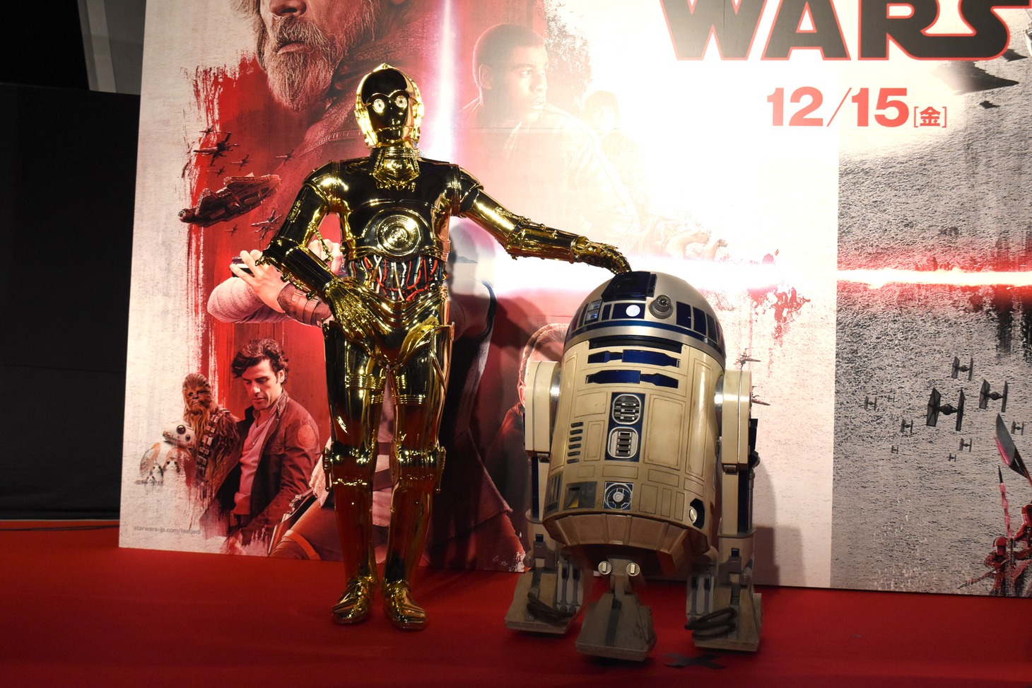 左からC-3PO、R2-D2。