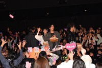 観客にプレゼントのマスクを投げる登壇者たち。