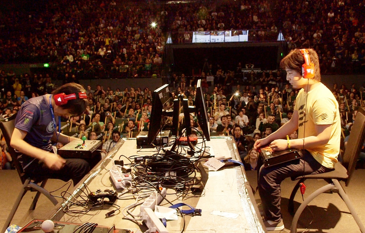 プロ格闘ゲーマー梅原大吾、ももちらに密着したドキュメンタリー公開決定