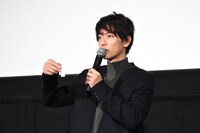 マフラーを巻くファンが座る、観客席の番号を読み上げる佐藤健。