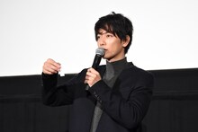 マフラーを巻くファンが座る、観客席の番号を読み上げる佐藤健。