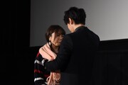 佐藤健（右）からひと足早いクリスマスプレゼントを受け取り、涙を流すファン（左）。