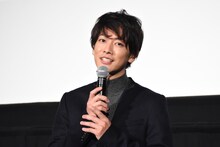 笑顔の佐藤健。