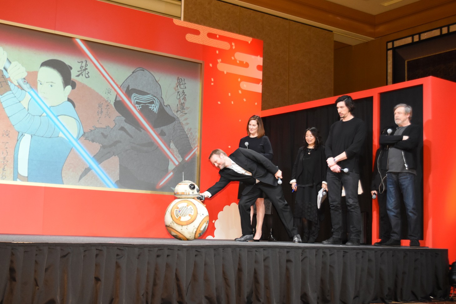 BB-8（左端）を迎え入れる登壇者たち。