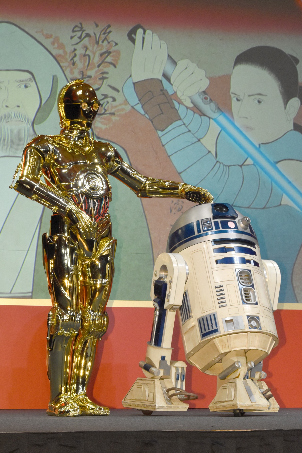 C-3PO（左）とR2-D2（右）。