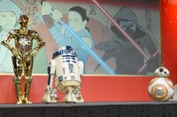 特別映像の上映後、ステージに登場したドロイドたち。