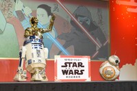 フォトセッションの終了後、ステージ上に残されたドロイドたち。