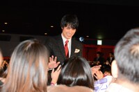 客席を通って登壇した鈴木伸之。