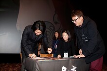 小栗旬（左端）と福田雄一（右端）。