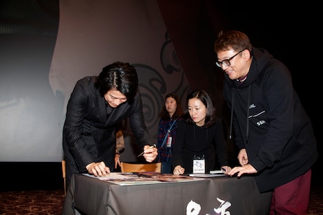 小栗旬（左端）と福田雄一（右端）。