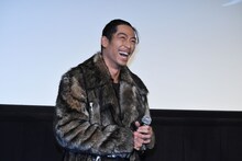 男性客の野太い声援を受け、笑顔を見せるAKIRA。