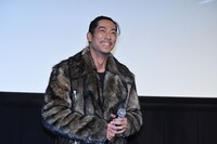 男性客の野太い声援を受け、笑顔を見せるAKIRA。