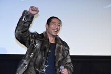 男性客を盛り上げるAKIRA。