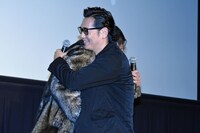 AKIRA（左）と抱擁を交わす井浦新（右）。