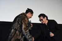 AKIRA（左）と2度目の握手を交わす井浦新（右）。