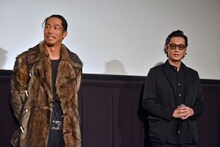 左からAKIRA、井浦新。