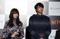 左から優希美青、白洲迅。