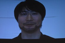 スクリーンに映し出された戸次重幸。