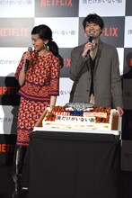 バースデーケーキの登場に喜ぶ黒谷友香（左）と古川雄輝（右）。