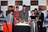 左から白洲迅、内川蓮生、黒谷友香、古川雄輝、柿原りんか、優希美青、下山天監督。