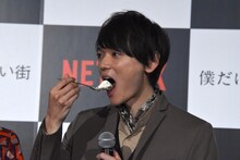 ケーキを頬張る古川雄輝。