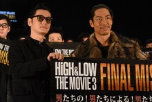 左から井浦新、AKIRA。