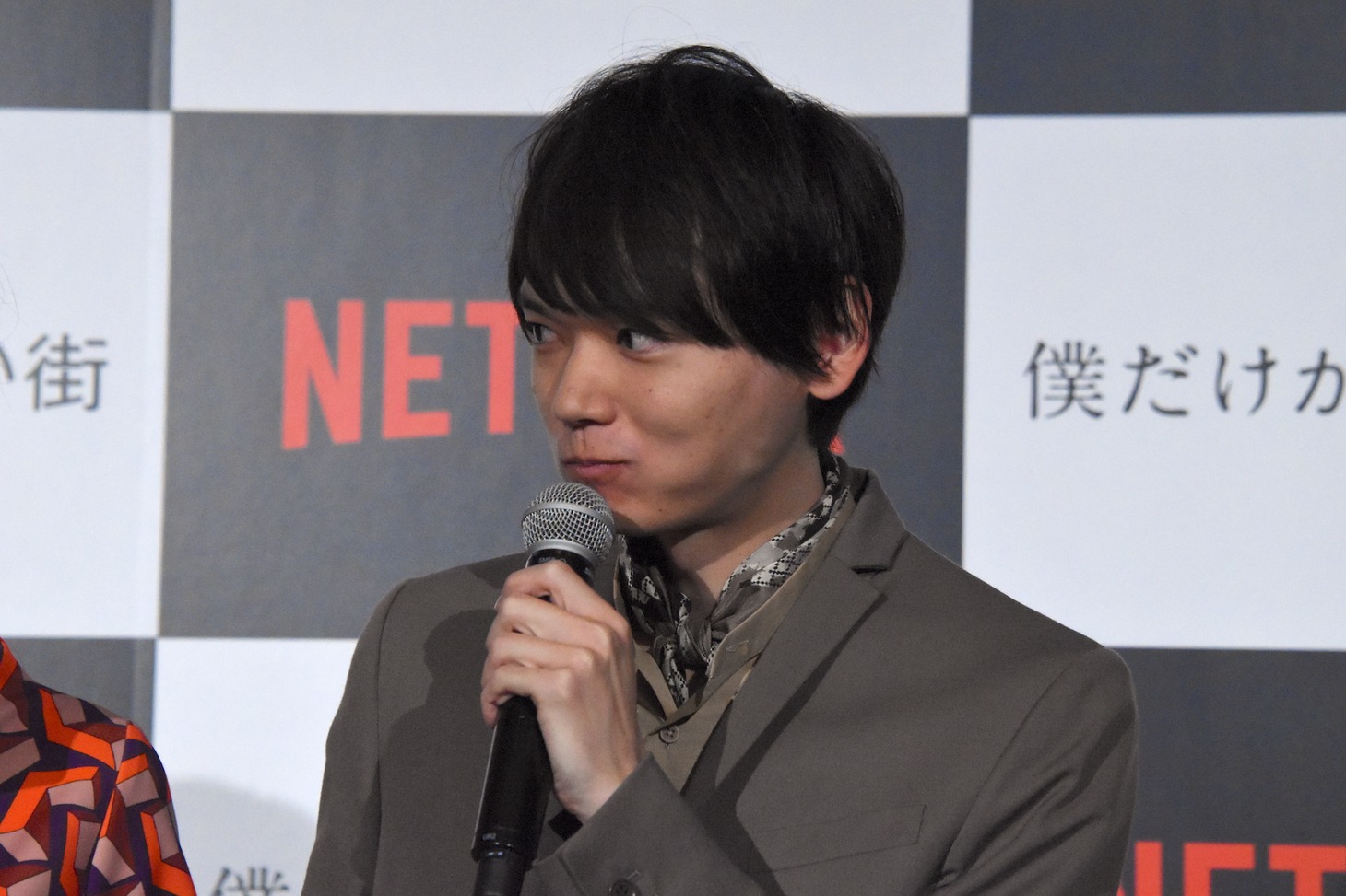 ケーキを頬張る古川雄輝。