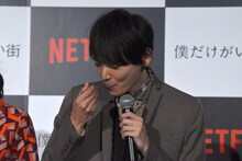 ケーキを頬張る古川雄輝。