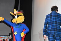 ゾロリ（左）に声を当てる山寺宏一（右）。