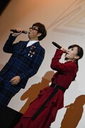 主題歌を披露する山寺宏一(左)と百田夏菜子(右)。