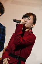 主題歌を披露する百田夏菜子。