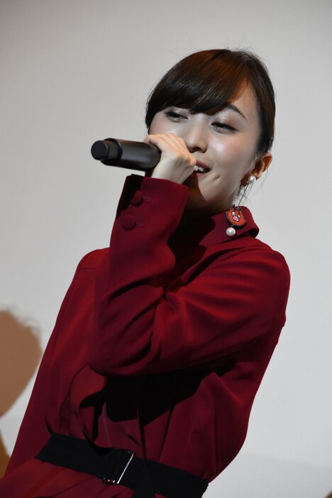 主題歌を披露する百田夏菜子。