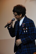 主題歌を披露する山寺宏一。