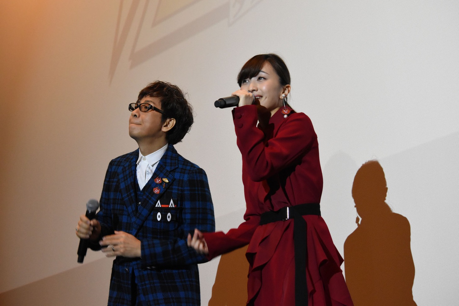 主題歌を披露する山寺宏一（左）と百田夏菜子（右）。