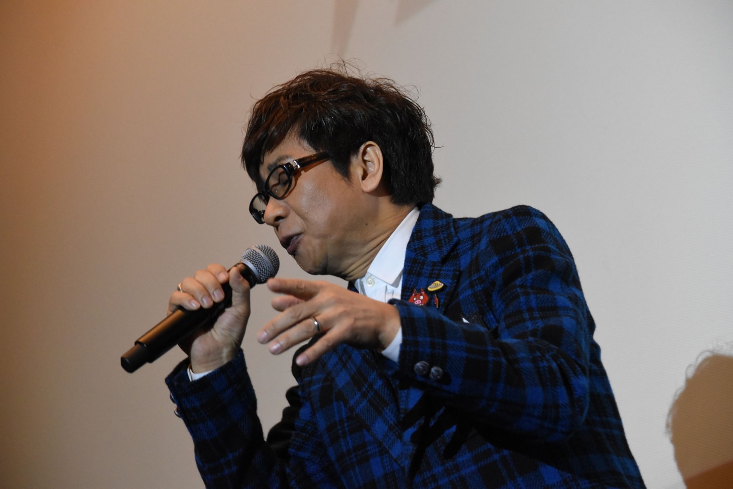 主題歌を披露する山寺宏一。