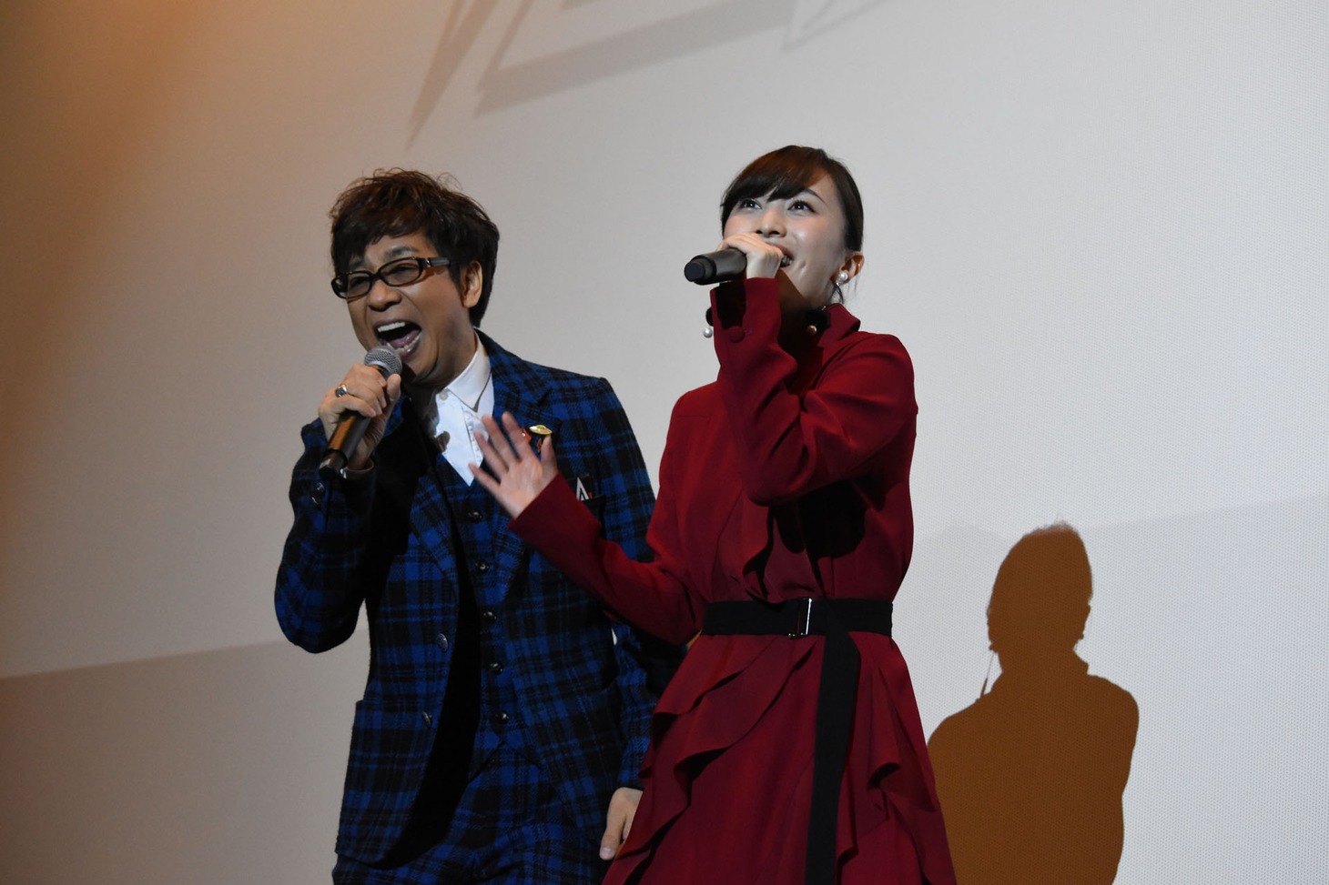 主題歌を披露する山寺宏一（左）と百田夏菜子（右）。