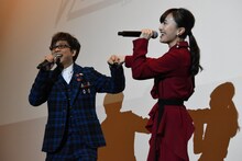 主題歌を披露する山寺宏一（左）と百田夏菜子（右）。