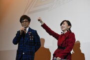 左から山寺宏一、百田夏菜子。