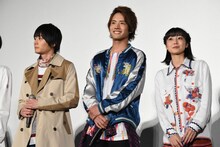 左から犬飼貴丈、赤楚衛二、高田夏帆。