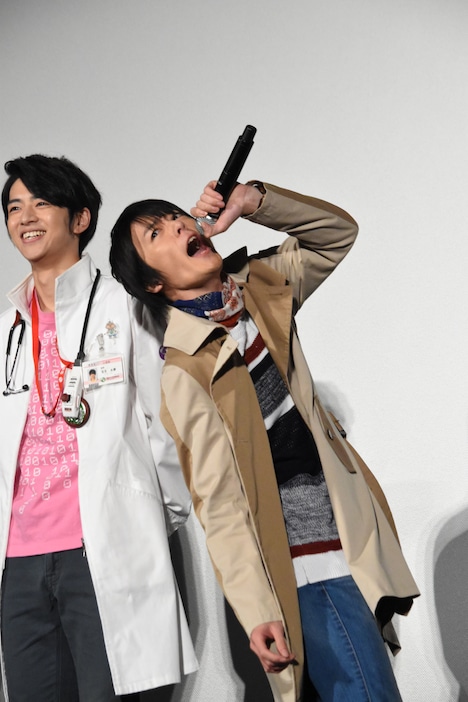 「夜は焼肉っしょー!」と叫ぶ犬飼貴丈(右)。