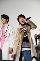 「夜は焼肉っしょー！」と叫ぶ犬飼貴丈（右）。