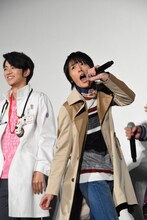 「夜は焼肉っしょー！」と叫ぶ犬飼貴丈（右）。