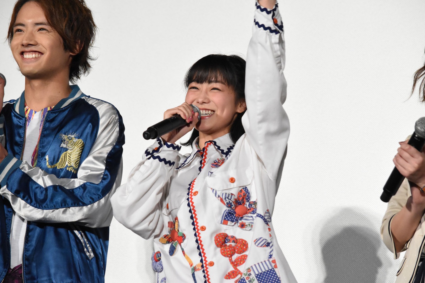 「みんなのアイドル、みーたんだよー！」と手を振る高田夏帆（中央）。
