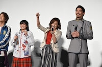 「元気ですかー！」とアントニオ猪木のモノマネをする滝裕可里（中央右）。