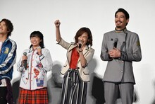 「元気ですかー！」とアントニオ猪木のモノマネをする滝裕可里（中央右）。