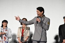 「蒸血……」と決めゼリフを放つ水上剣星（右）。