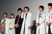 石動美空のモノマネで「疲れたし、眠いし、髪切られたし……」と言う松本享恭（中央）。