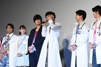 石動美空のモノマネで「疲れたし、眠いし、髪切られたし……」と言う松本享恭（中央）。